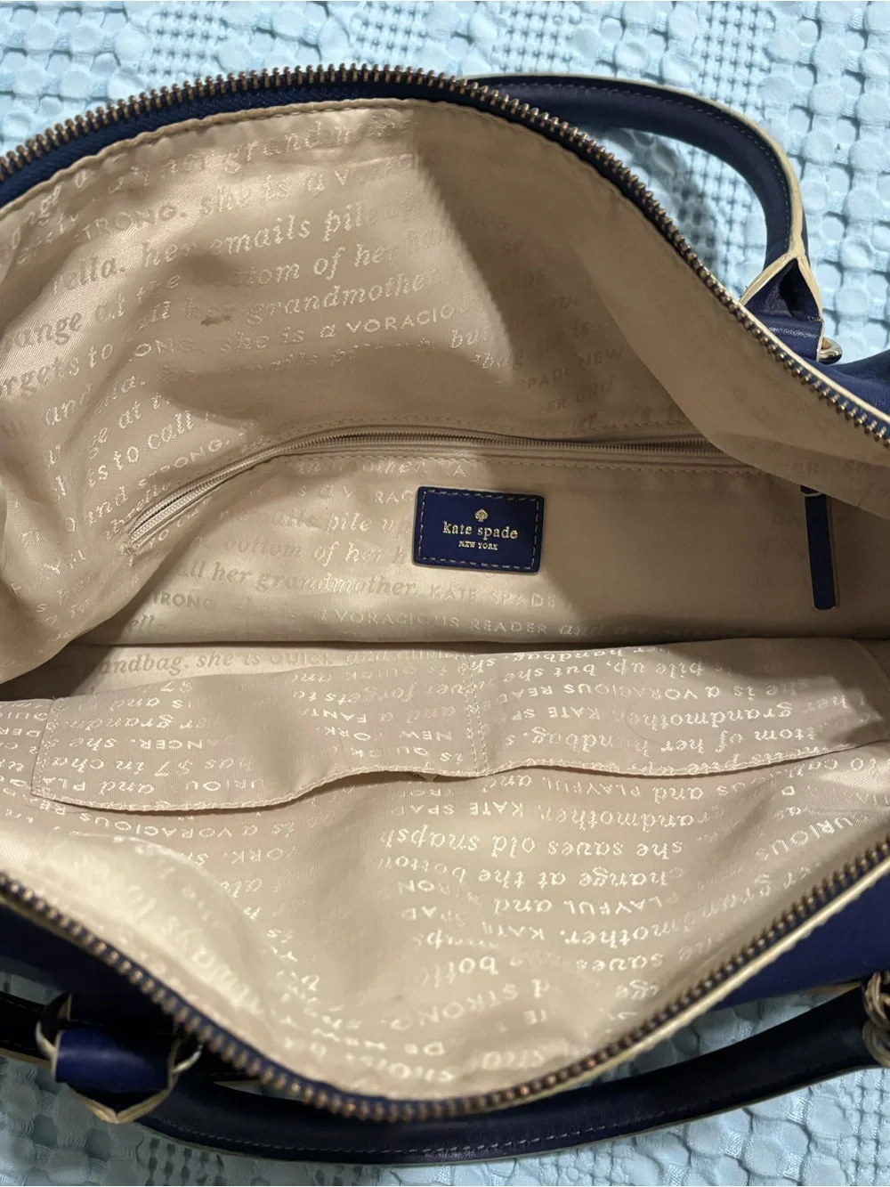 Kate Spade handbag/shoulder bag is a great accessory fun or professional use.